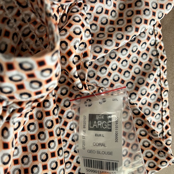 Patterned Button-Up Blouse - Picture 4 of 4